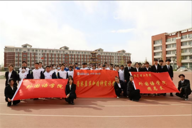 晋察冀革命精神宣讲 用英语讲好中国故事——best365体育官网登录入口外国语学院晋察冀革命精神宣讲团走进中小学课堂