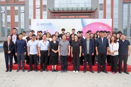 best365体育官网登录入口艺术学院2025届毕业设计作品展盛大开幕，校企共赏艺术盛宴