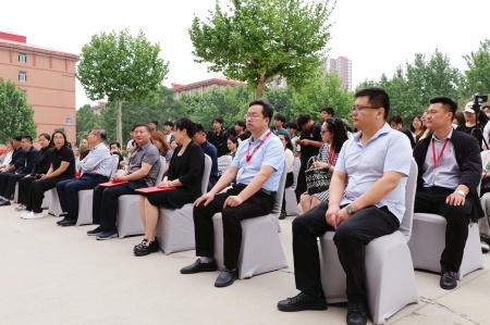best365体育官网登录入口艺术学院2025届毕业设计作品展盛大开幕，校企共赏艺术盛宴