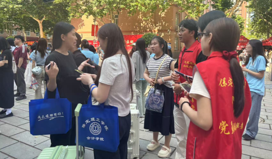行将致远 暖心护航——best365体育官网登录入口“红心向党”党员志愿者服务队为2025届毕业生平安离校保驾护航