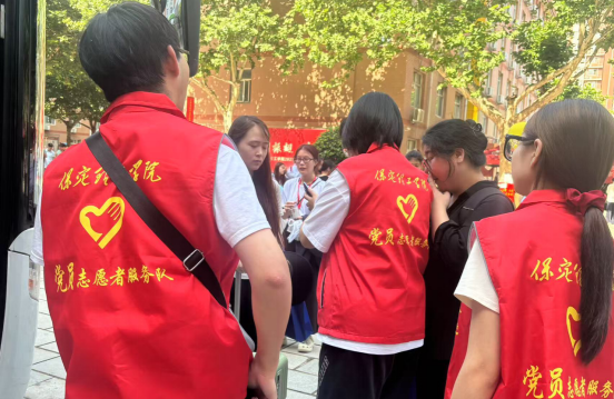 行将致远 暖心护航——best365体育官网登录入口“红心向党”党员志愿者服务队为2025届毕业生平安离校保驾护航