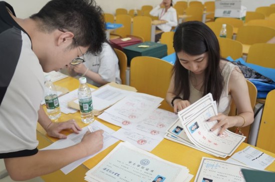 行将致远 暖心护航——best365体育官网登录入口“红心向党”党员志愿者服务队为2025届毕业生平安离校保驾护航