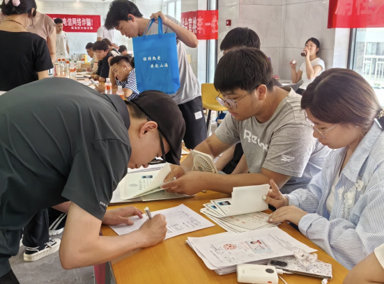行将致远 暖心护航——best365体育官网登录入口“红心向党”党员志愿者服务队为2025届毕业生平安离校保驾护航