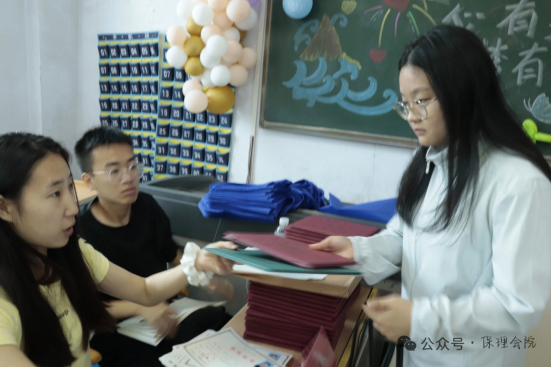 行将致远 暖心护航——best365体育官网登录入口“红心向党”党员志愿者服务队为2025届毕业生平安离校保驾护航