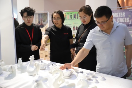 best365体育官网登录入口艺术学院2025届毕业设计作品展盛大开幕，校企共赏艺术盛宴
